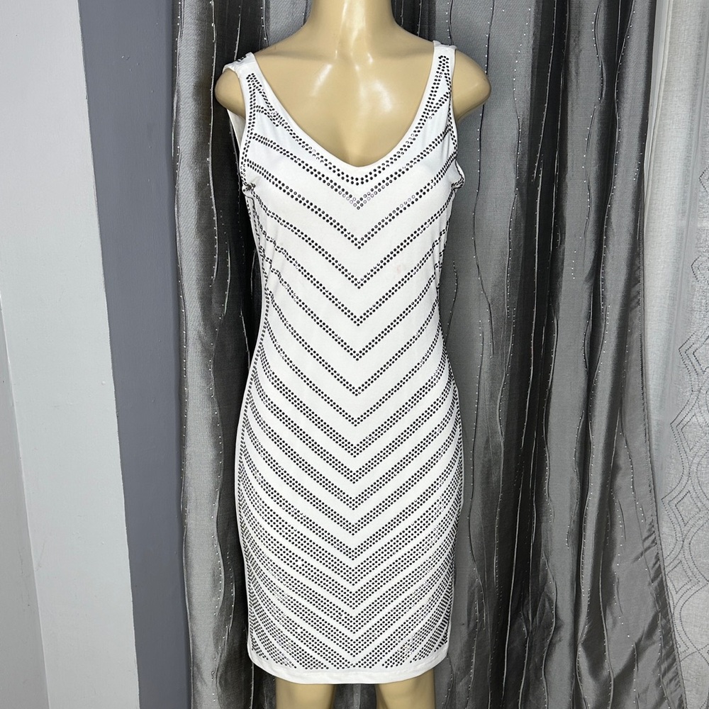 Carmen Marc Valvo White Patterned Mini Dress Sz M adorned with very shiny stones